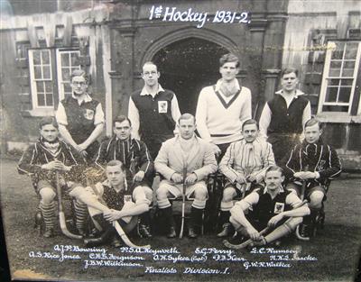 cc01186 1931 hockey.jpg; cc01186; 1931-1932 1st Hockey Team; Photograph